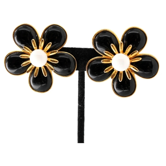 Vtg. Ben-Amun daisy clip on earrings - Picture 3 of 6